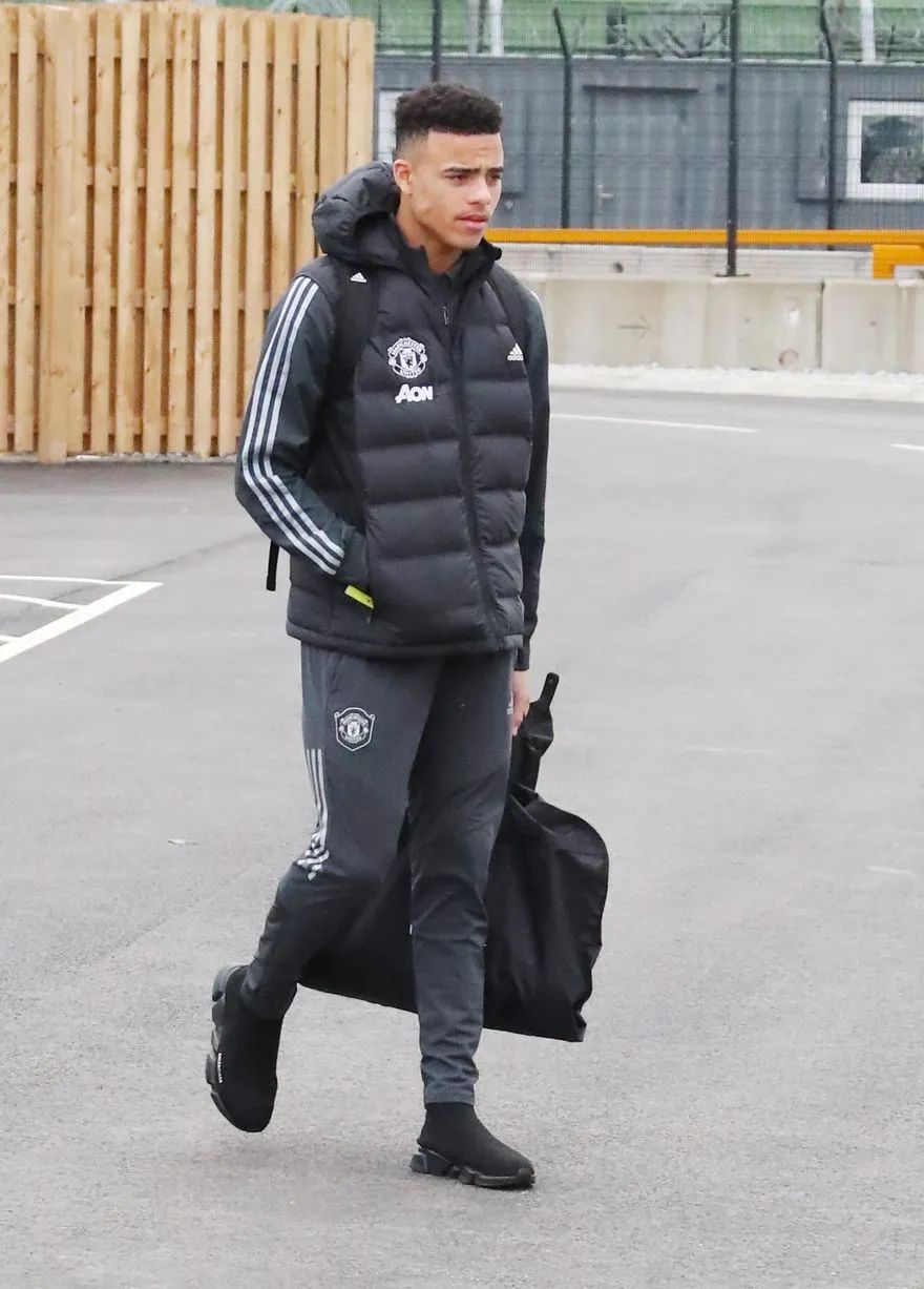 赛前埃因霍温调整名单以备欧联，调整名单环节打磨，更衣室稳定，临场指挥获称赞的简单介绍