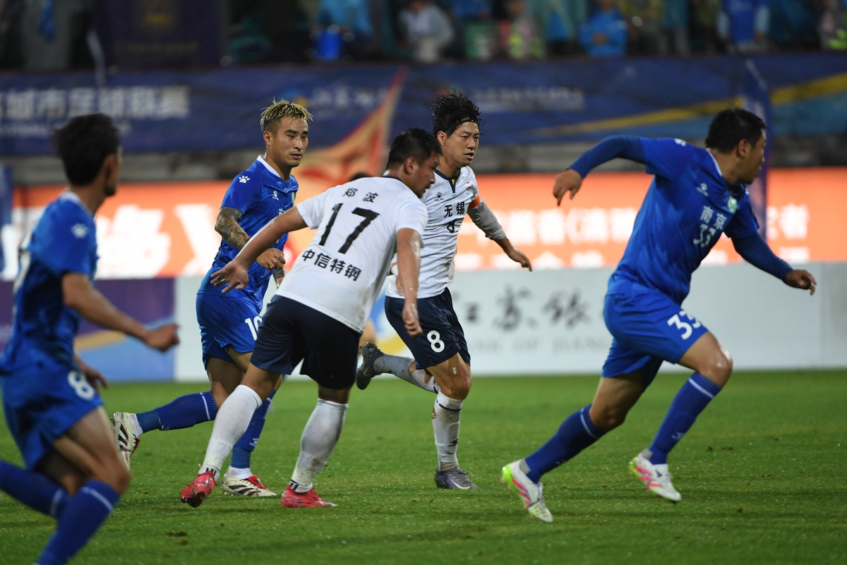 开云手机版包含清晨体能课后，上海久事队长鼓劲备战欧联，质疑声仍在，球队文化再被提及的词条